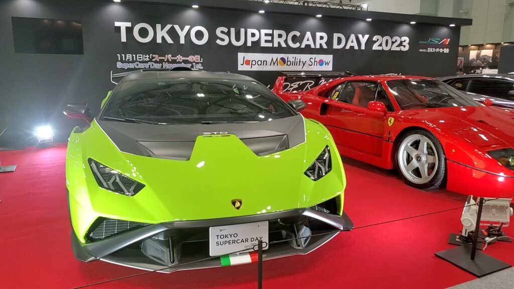 ジャパンモビリティーショー日本スーパーカー協会出展エリア入口の展示されたスーパーカーのアヴェンタドール